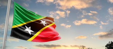 Saint Kitts ve Nevis bulutlu güzel gökyüzünde bayrak sallıyor.