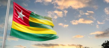 Togo dalgalanan bulutlu güzel gökyüzünde bayrak