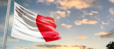 Güzel gökyüzünde bulutlarla dalgalanan Malta bayrağı