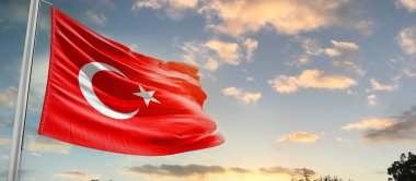 Türkiye bulutlu güzel gökyüzünde bayrak sallıyor