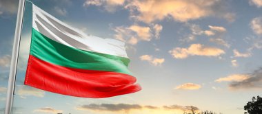 Bulgaristan bulutlu güzel gökyüzünde bayrak sallıyor