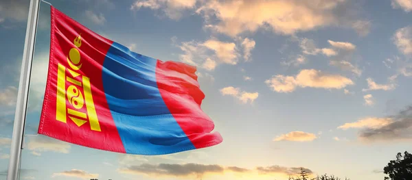 Mongólia Acenando Bandeira Céu Bonito Com Nuvens — Fotografia de Stock