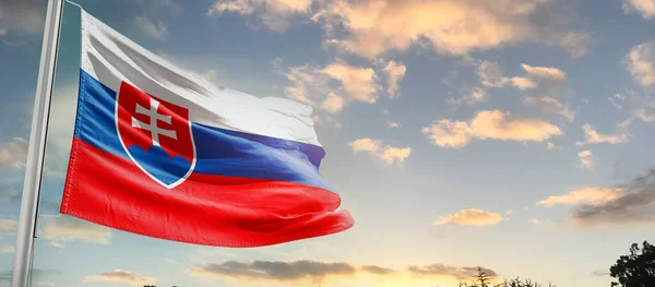 Slovakien Viftar Flagga Vacker Himmel Med Moln — Stockfoto