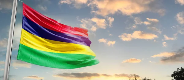 Mauritius Lobogtatja Zászlót Gyönyörű Égen Felhők — Stock Fotó