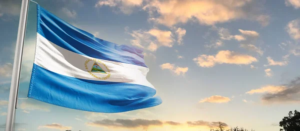 Νικαράγουα Κυματίζει Σημαία Στον Όμορφο Ουρανό Σύννεφα — Φωτογραφία Αρχείου