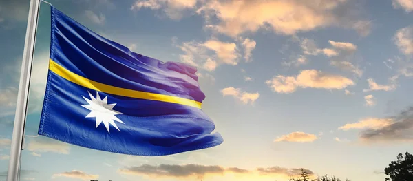 Nauru Bulutlu Güzel Gökyüzünde Bayrak Sallıyor — Stok fotoğraf