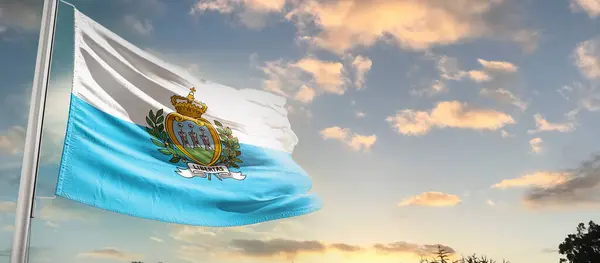 San Marino Schwenkt Flagge Schönen Himmel Mit Wolken — Stockfoto