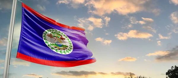 Belize Schwenkt Flagge Schönen Himmel Mit Wolken — Stockfoto