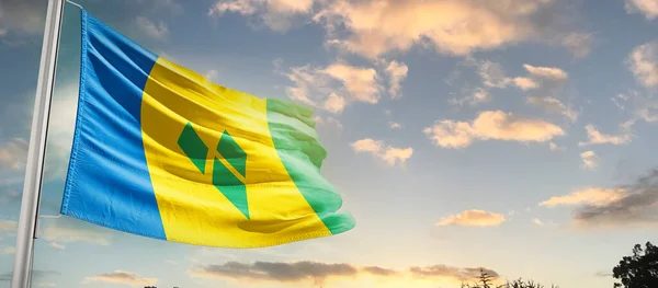 Aziz Vincent Grenadinler Bulutlu Güzel Gökyüzünde Bayrak Sallıyor — Stok fotoğraf