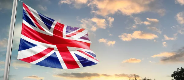 Reino Unido Acenando Bandeira Céu Bonito Com Nuvens — Fotografia de Stock
