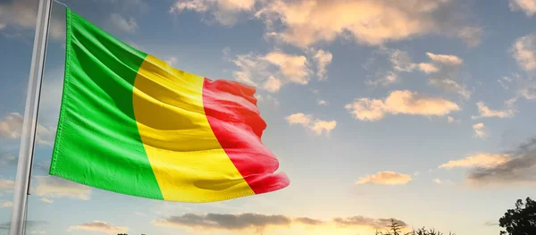 Mali Mává Vlajkou Krásné Obloze Mraky — Stock fotografie