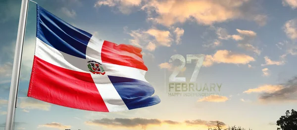 Dominik Cumhuriyeti Bulutlu Güzel Gökyüzünde Bayrak Sallıyor — Stok fotoğraf
