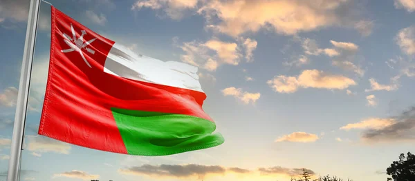 Oman Macha Flagą Pięknym Niebie Chmurami — Zdjęcie stockowe