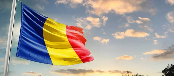 ルーマニアは雲で美しい空に旗を振って — ストック写真