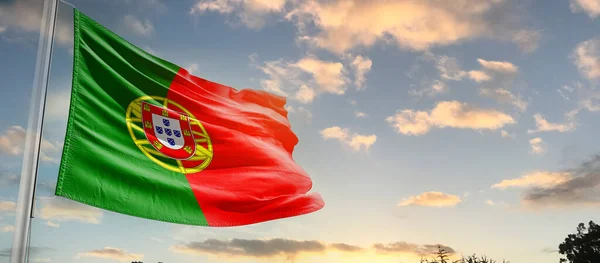 Portugalia Macha Flagą Pięknym Niebie Chmurami — Zdjęcie stockowe