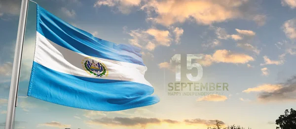 Σαλβαδόρ Κυματίζει Σημαία Στον Όμορφο Ουρανό Σύννεφα — Φωτογραφία Αρχείου