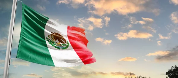 México Agitando Bandeira Céu Bonito Com Nuvens — Fotografia de Stock