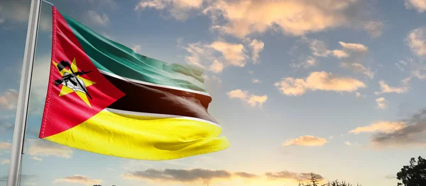 在多云的美丽天空中 莫桑比克飘扬着国旗 — 图库照片