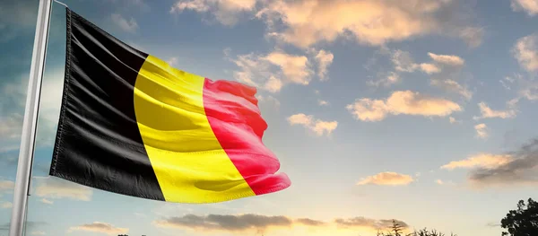 比利时带着云彩在美丽的天空中飘扬着国旗 — 图库照片