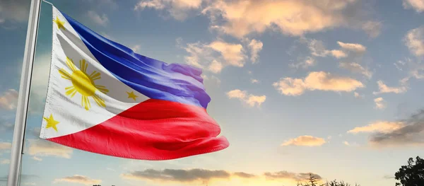 Филиппины Размахивают Флагом Красивом Небе Облаками — стоковое фото