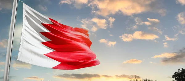 Bandera Bahréin Ondeando Hermoso Cielo Con Nubes — Foto de Stock