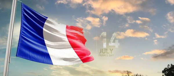 Франция Размахивает Флагом Красивом Небе Облаками — стоковое фото