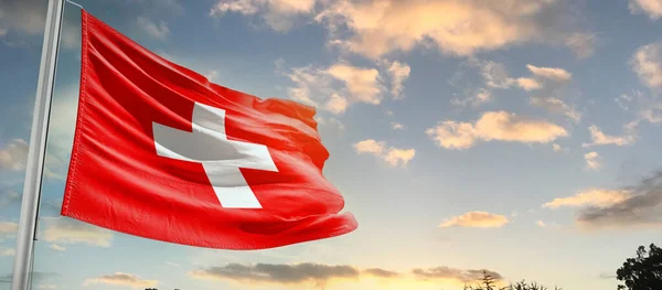 Szwajcaria Macha Flagą Pięknym Niebie Chmurami — Zdjęcie stockowe