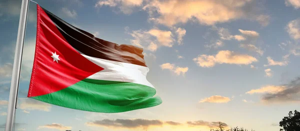 约旦在美丽的天空中飘扬着国旗 乌云弥漫 — 图库照片