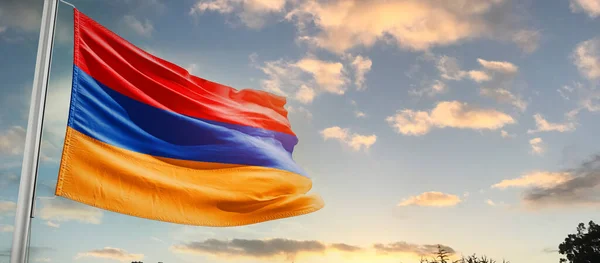 Arménia Acenando Bandeira Céu Bonito Com Nuvens — Fotografia de Stock