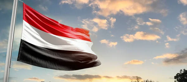 Iêmen Acenando Bandeira Céu Bonito Com Nuvens — Fotografia de Stock