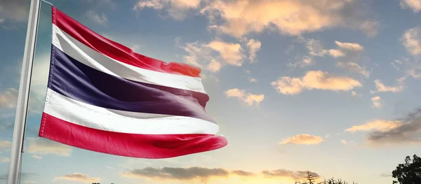 Thaïlande Agitant Drapeau Dans Ciel Magnifique Avec Des Nuages — Photo