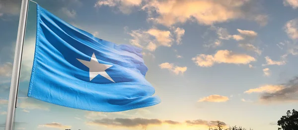 索马里在美丽的天空中飘扬着国旗 乌云密布 — 图库照片