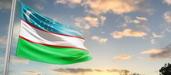 Узбекистан Махає Прапором Прекрасному Небі Хмарами — стокове фото