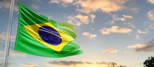 Brazylia Macha Flagą Pięknym Niebie Chmurami — Zdjęcie stockowe