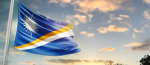 马绍尔群岛在美丽的天空中飘扬着国旗 乌云密布 — 图库照片