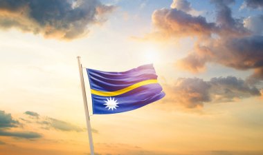 Nauru bulutlu ve güneşli güzel gökyüzünde bayrak sallıyor.