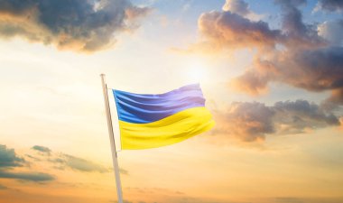 Ukrayna bulutlu ve güneşli güzel gökyüzünde bayrak sallıyor
