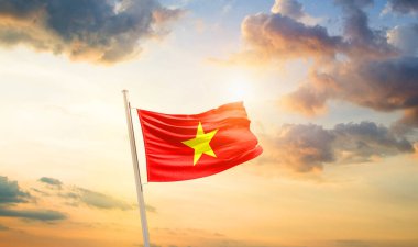 Vietnam bulutlar ve güneşle güzel gökyüzünde bayrak sallıyor.