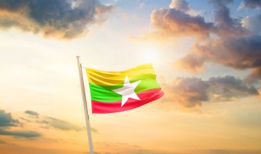 Myanmar bulutlu ve güneşli güzel gökyüzünde bayrak sallıyor.