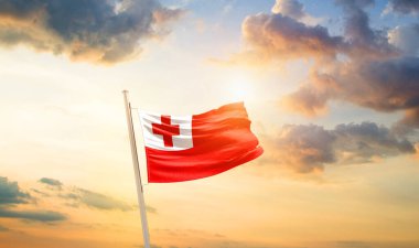 Tonga dalgalanan bayrak bulutlu ve güneşli güzel gökyüzünde