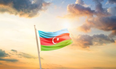 Azerbaycan bulutlu ve güneşli güzel gökyüzünde bayrak sallıyor