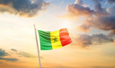 Senegal, bulutlu ve güneşli güzel gökyüzünde bayrak sallıyor