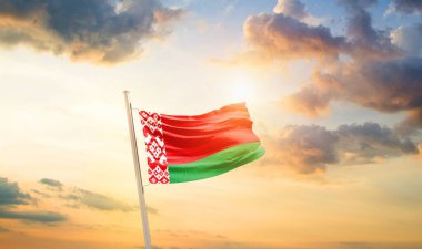 Beyaz Rusya bulutlu ve güneşli güzel gökyüzünde bayrak sallıyor