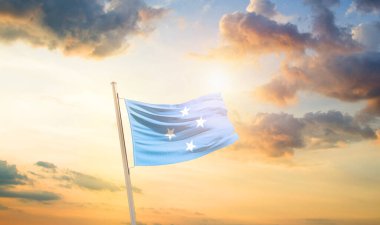 Mikronezya bulutlu ve güneşli güzel gökyüzünde bayrak sallıyor