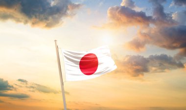 Japonya bulutlu ve güneşli güzel gökyüzünde bayrak sallıyor