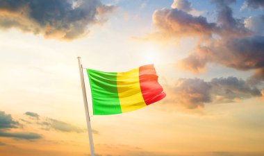 Mali bulutlu ve güneşli güzel gökyüzünde bayrak sallıyor