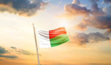 Madagaskar bulutlu ve güneşli güzel gökyüzünde bayrak sallıyor