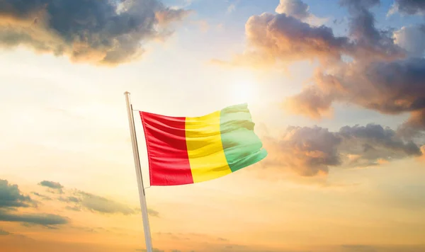 Gwinea Macha Flagą Pięknym Niebie Chmurami Słońcem — Zdjęcie stockowe