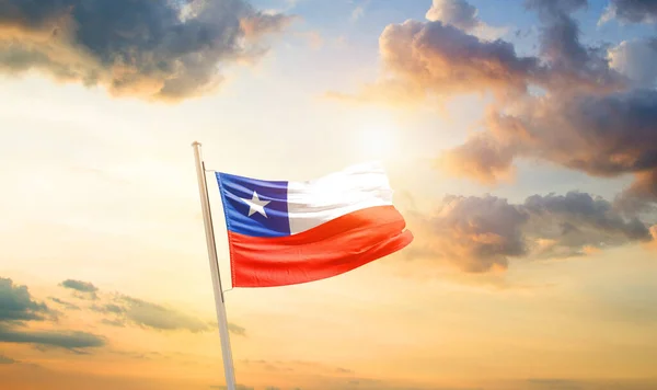 Chile Ondeando Bandera Hermoso Cielo Con Nubes Sol — Foto de Stock