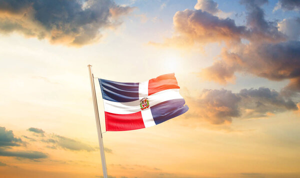 Доминиканская Республика машет флагом в красивом небе с облаками и солнцем